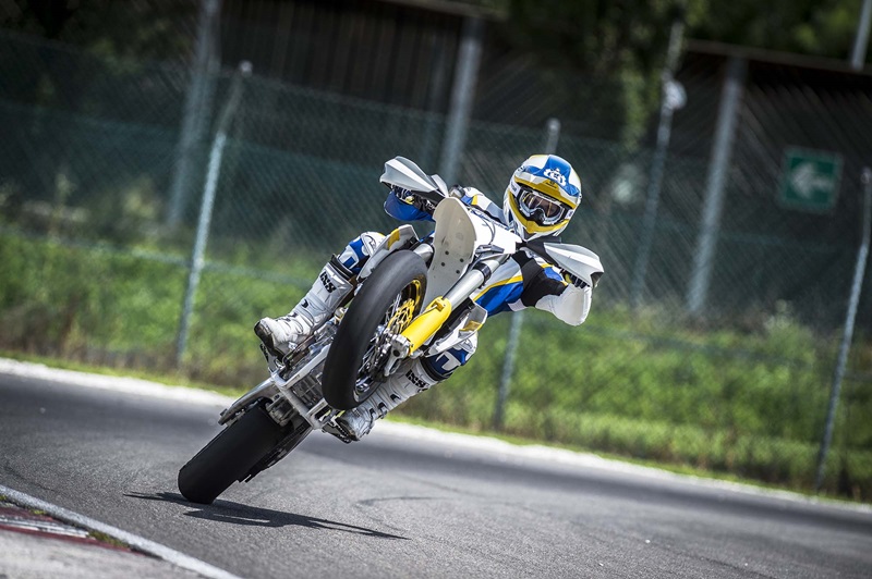 Husqvarna 450 Supermoto Wheelie